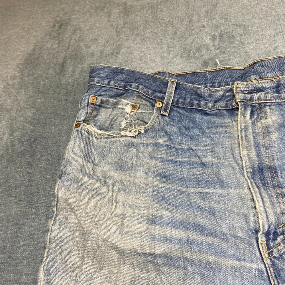 Levi's 550 Jeans Men 44x34 Blue Denim Light Wash Straight Relaxed Fit Whiskering